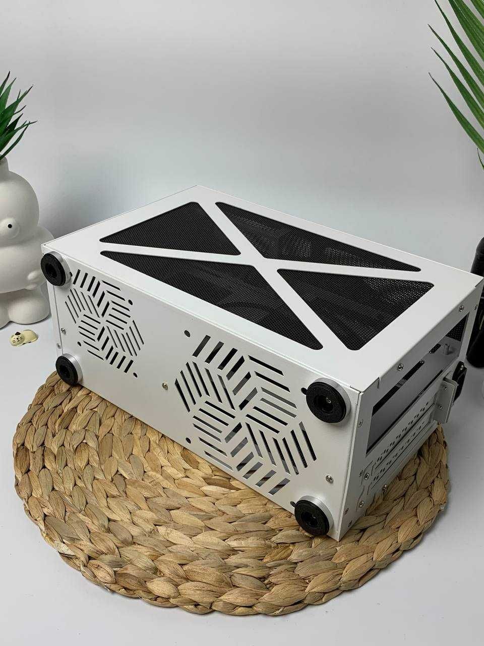 ДУЖЕ КОМПАКТНИЙ корпус для ПК формату Mini- ITX