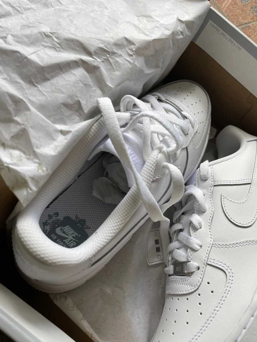 Białe buty Nike w rozmiarze 45, dostarczane w pudełku