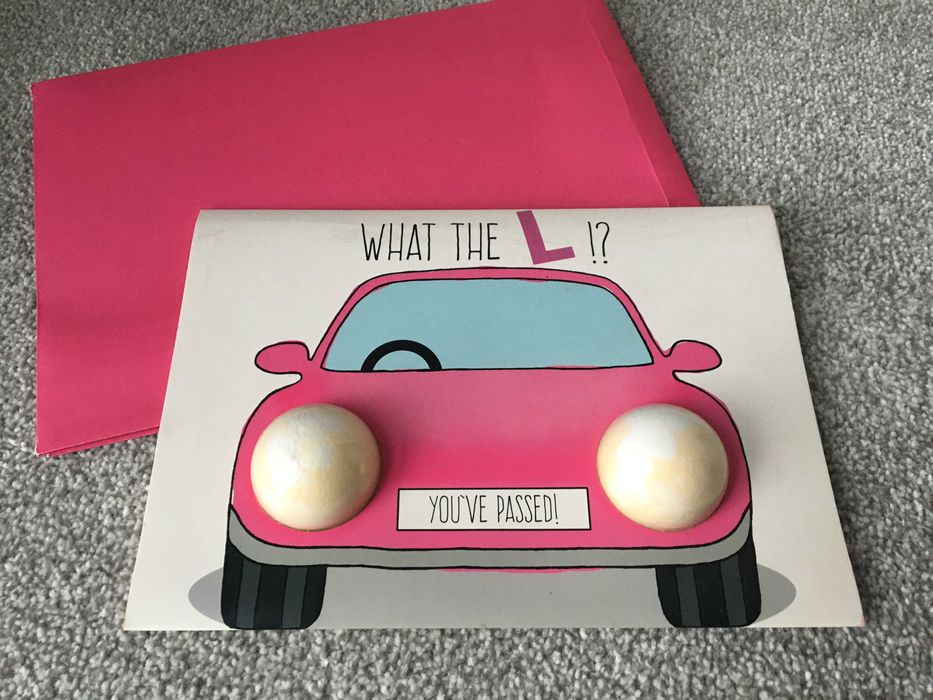 Bomb Cosmetics Kartka Podarunkowa z dwiema kulami do kąpieli.