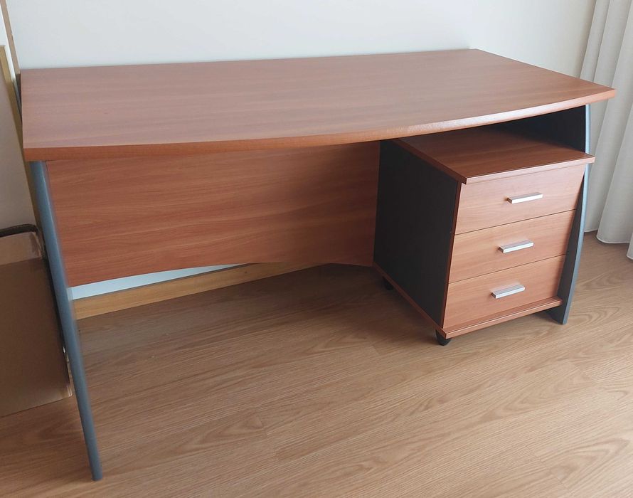 Secretária com 3 gavetas em ótimo estado.