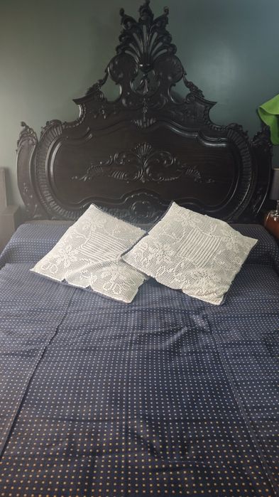 Mobília de Quarto em Madeira de Castanho