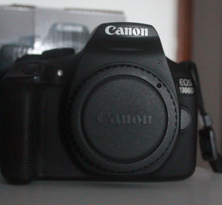 Máquina Fotográfica Reflex CANON EOS 1300D 18-55IS