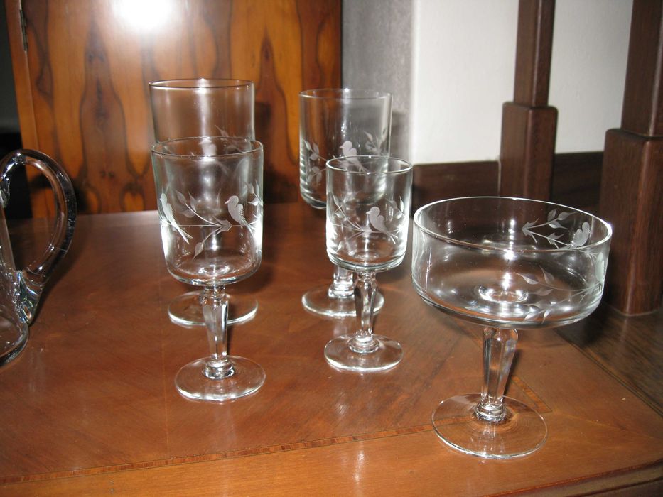 Serviço de copos meio cristal, lapidados . Muito pouco uso