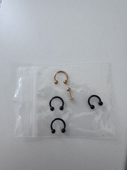 Kolczyki- labret złoty + podkówka- 5 sztuk NOWE