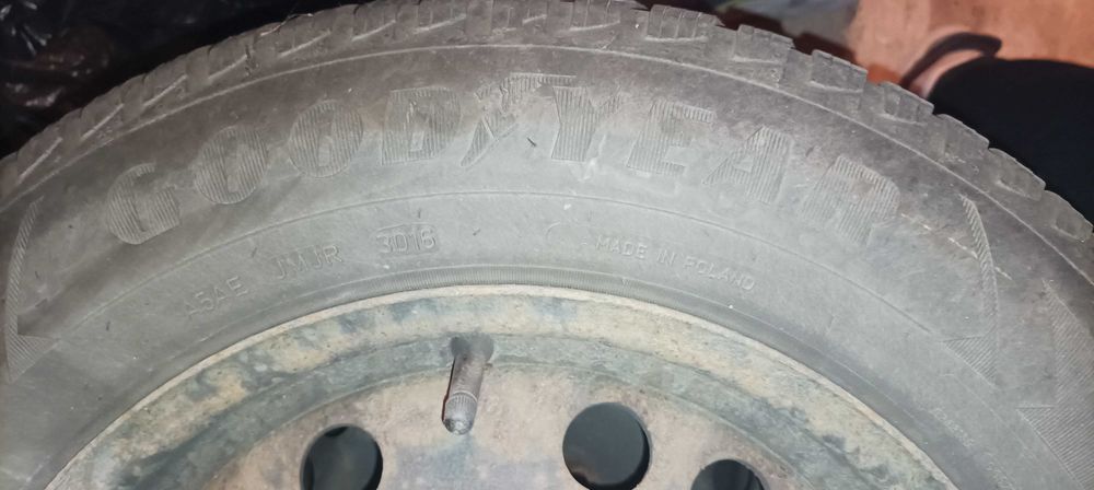 Opony zimowe Goodyear Ultra Grip z felgami stalowymi R16