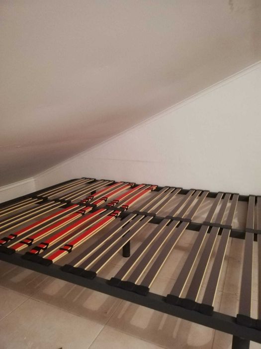 Estrado multilâminas com pés metálicos - 140x200cm
