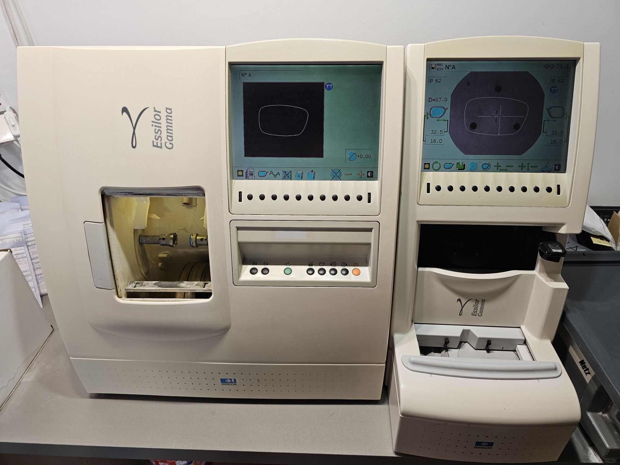 Essilor Gamma kolorowy wyświetlacz. Automat do obróbki szkieł okular.