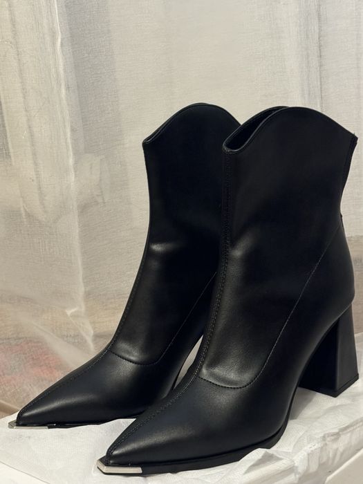 Чоботи чорні на підборах