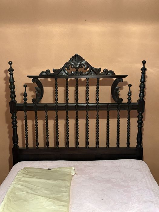 Cama em madeira escura maciça
