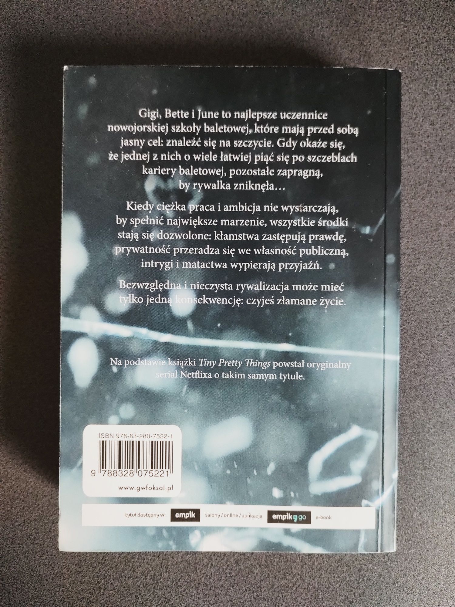 Tiny Pretty Things książka serial Netflixa