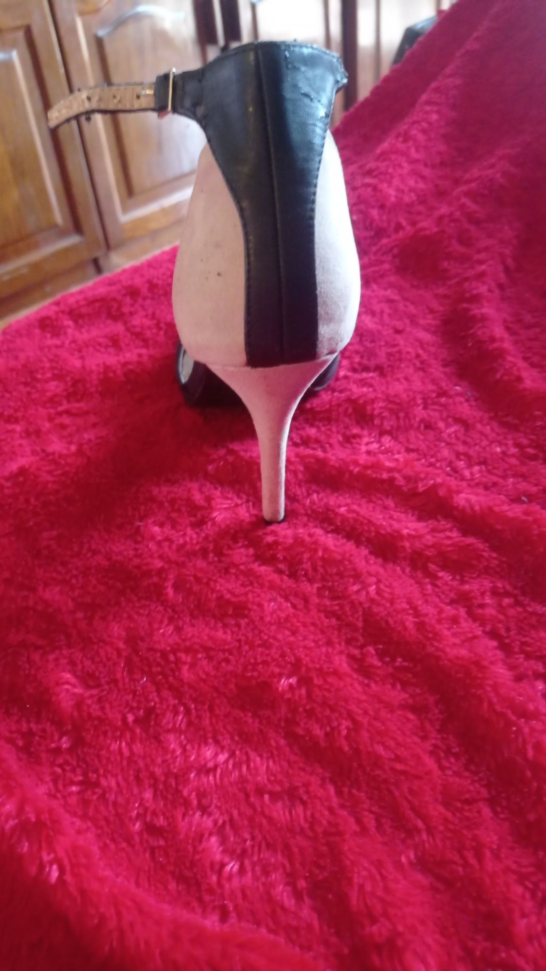 Sapatos de senhora muito elegantes e confortáveis