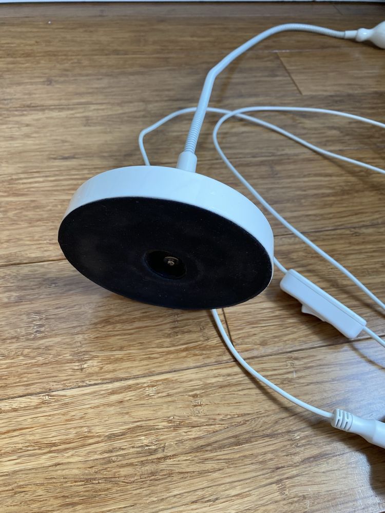 Biała lampka na biurko Ikea