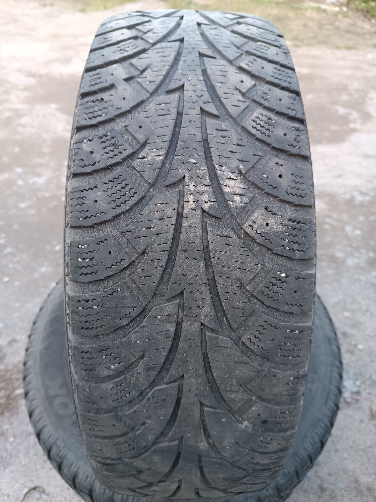 Продам зимову гуму б/у. Hankook 215/65/R16