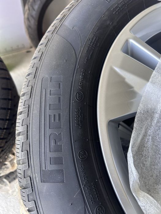 Nowe felgi aluminiowe Audi Q6 z oponami zimowymi – 19”