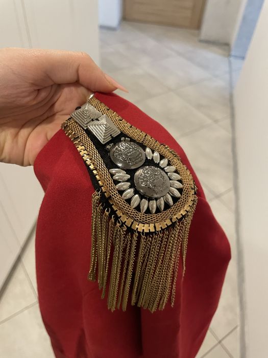 Efektowna czerwona sukienka asymetryczna na jedno ramię