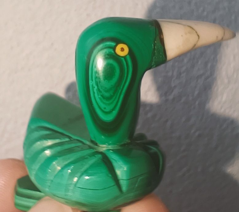 Antiga estatueta em malaquite e osso