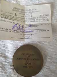 Medalha antiga em bom estado