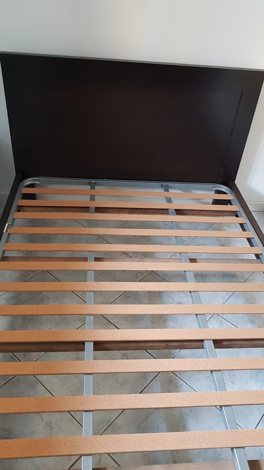 Cama de madeira de casal