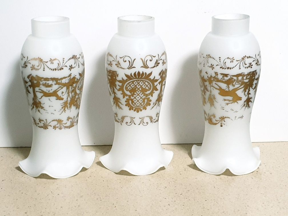 Conjunto de 3 antigos vidros de candeeiro opalinos com motivos em ouro