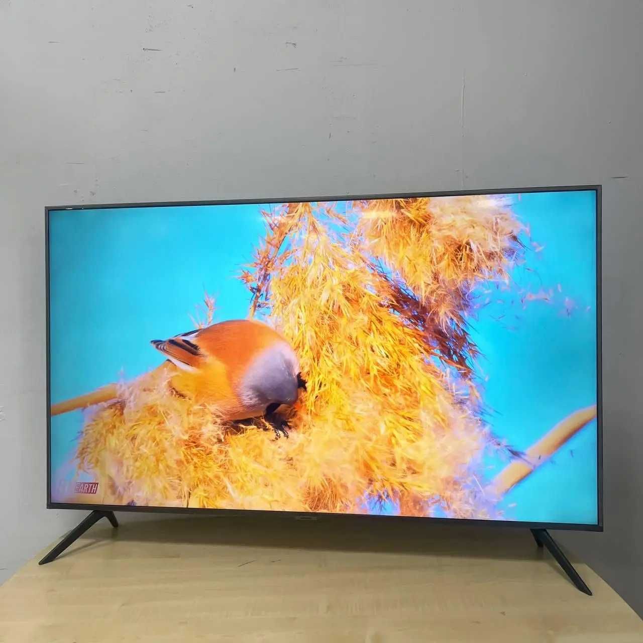Безрамковий телевізор Samsung 45" 4K Smart TV з комплектом кріплення