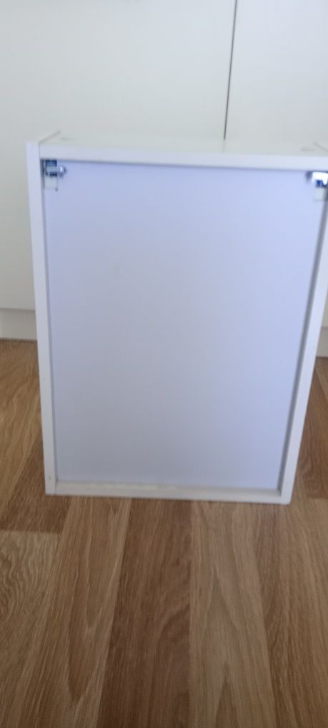 Wisząca szafka łazienkowa