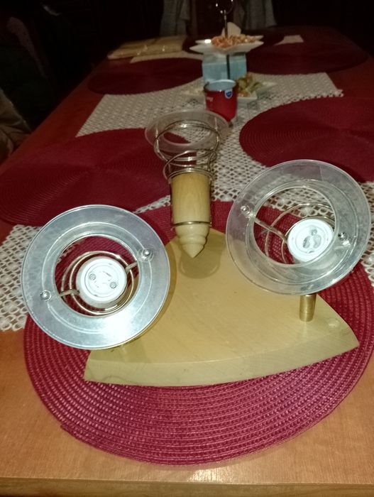 Lampa sufitowa na trzy żarówki.