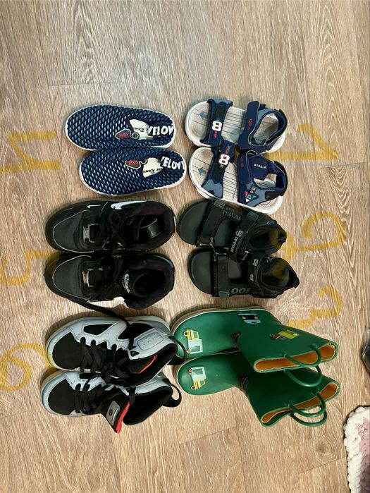 Взуття на хлопчика і дівчинку