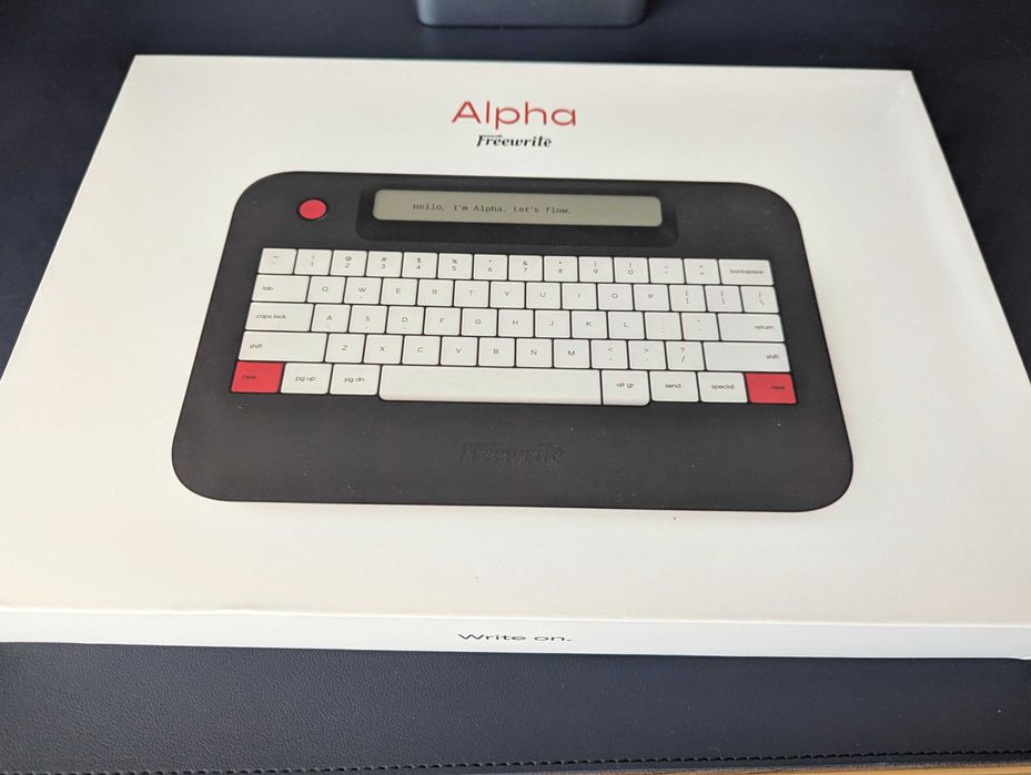Freewrite Alpha - електронна пишуча машинка без відволікань