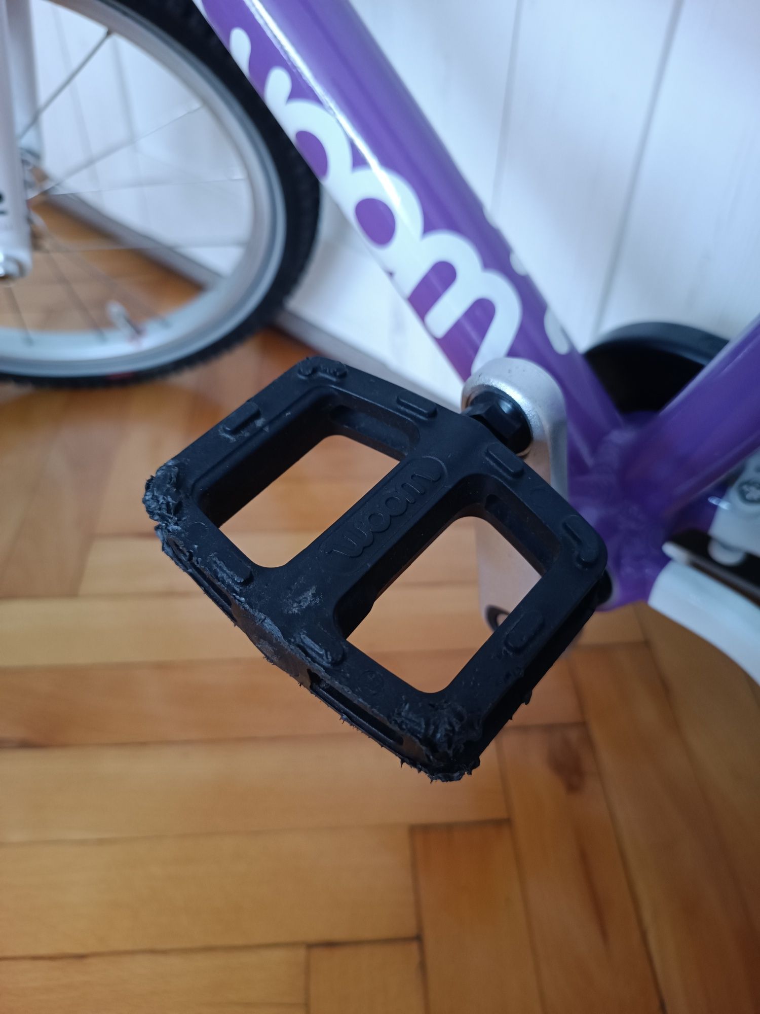 Dziecięcy rower Woom 3 fioletowy z nóżką/stopką