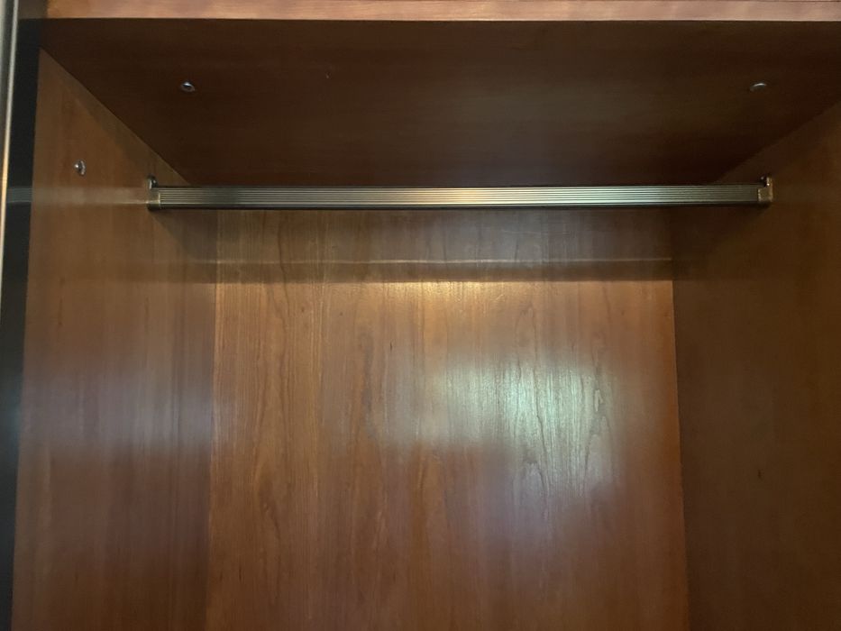 Roupeiro de quarto em madeira maciça