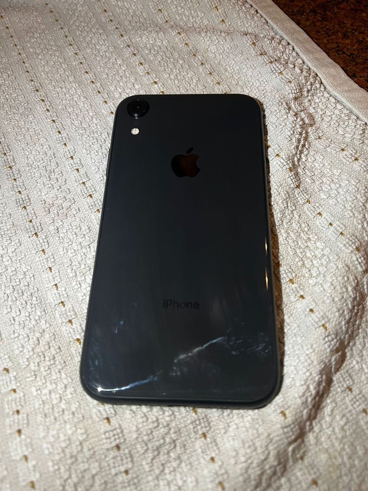 iPhone XR cor preta com 128 Gb
