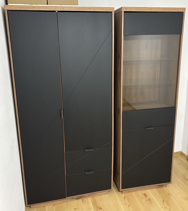Szafa dwudrzwiowa Forn z szufladami plus szafa z witryną.