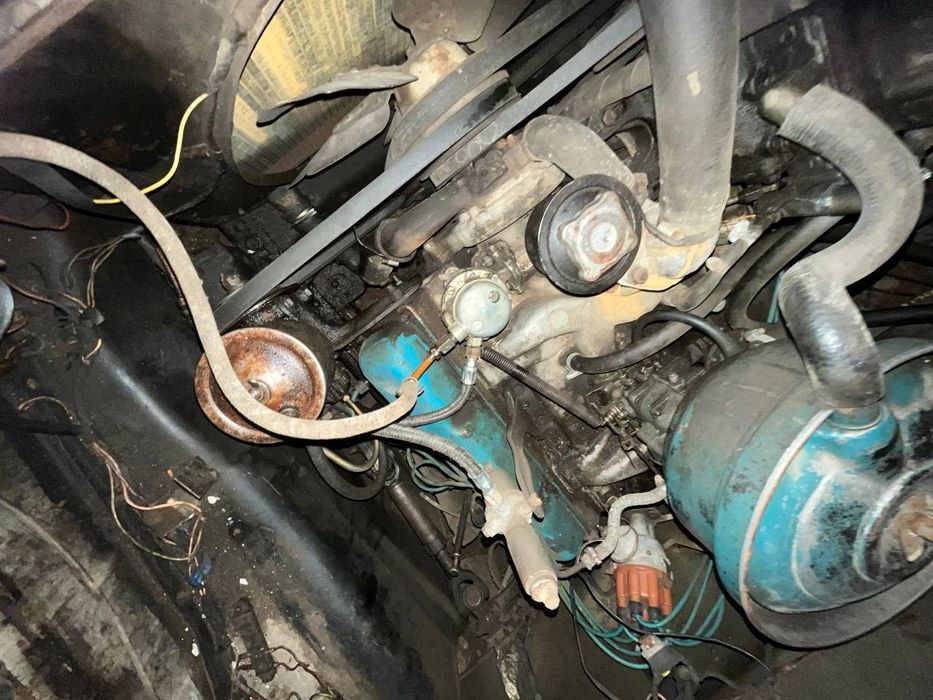 Мотор зіл 130 з робочої машини ще стоїть