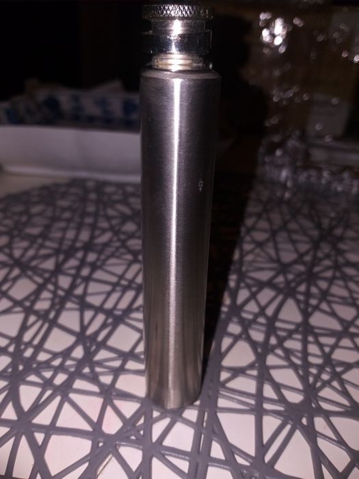 Limitowana piersiówka luksusowa