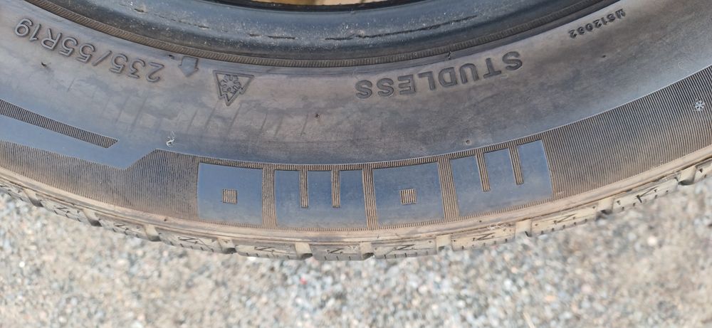 235/55R19 105V , dwie używane opony zimowe.