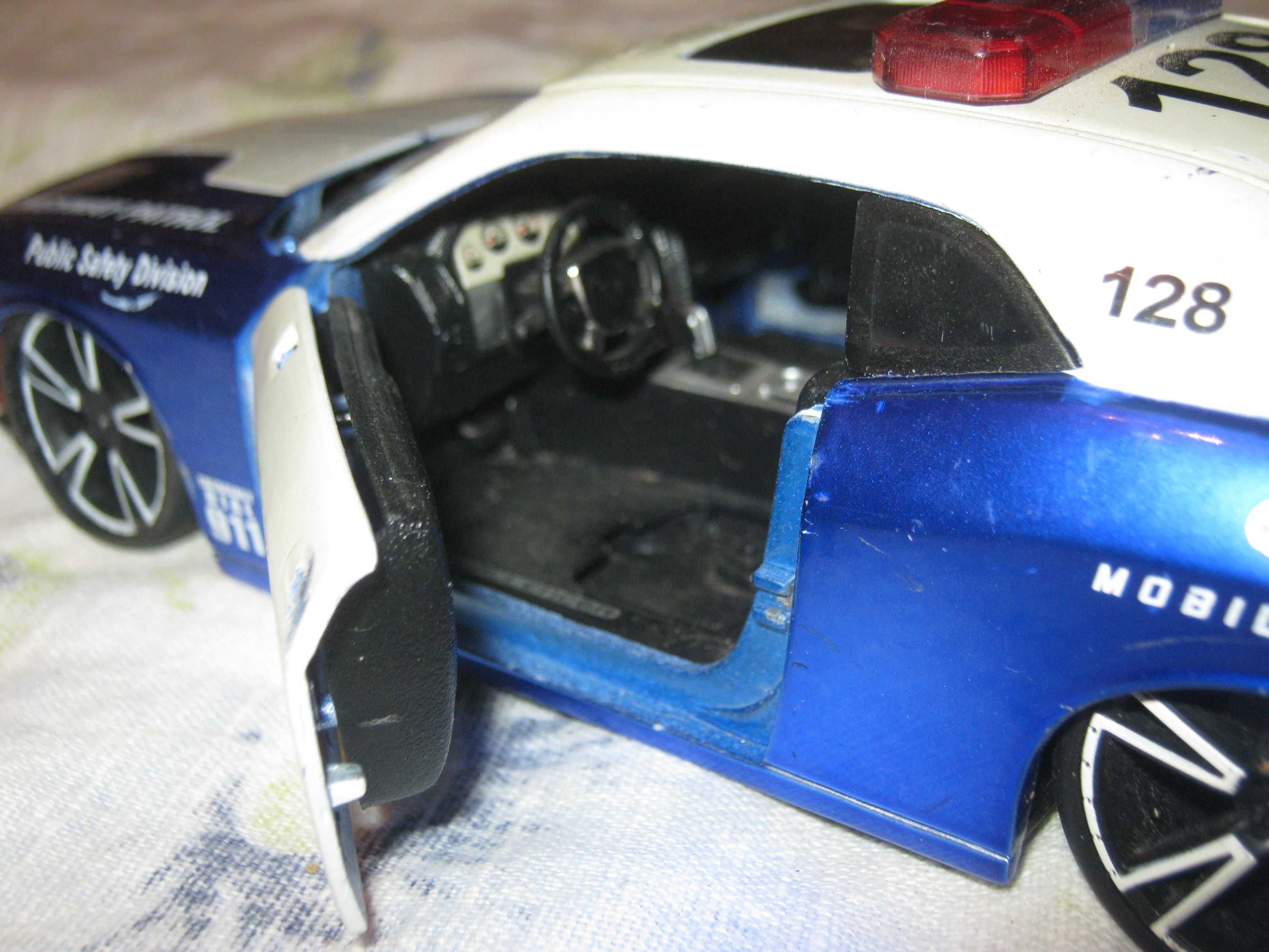 Dodge Challenger,1:24.