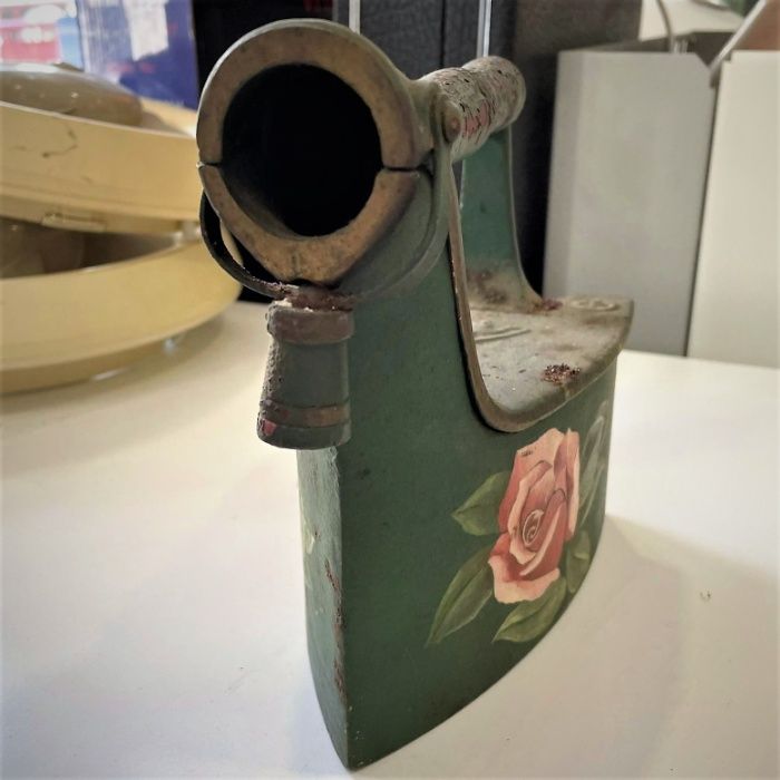 Ferro de Passar Antigo a Carvão Verde c/Flor
