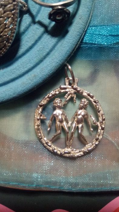 Piękna srebrna stara zawieszka znak zodiaku bliźnięta duża