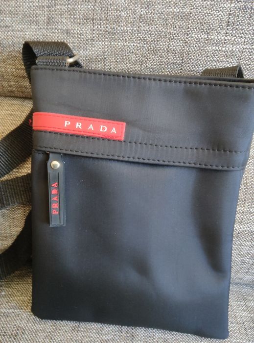 Pequena bolsa a tiracolo preta Prada