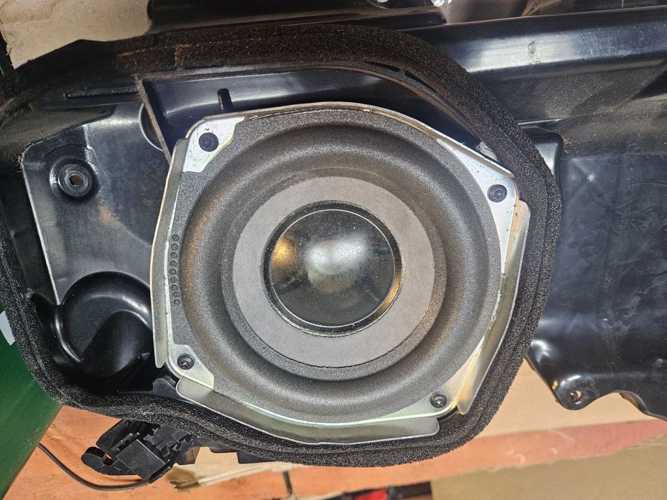 Audi a6 c6 glosnik bose