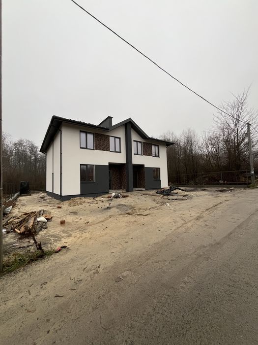 Дуплекс поруч з лісом та з великою ділянкою