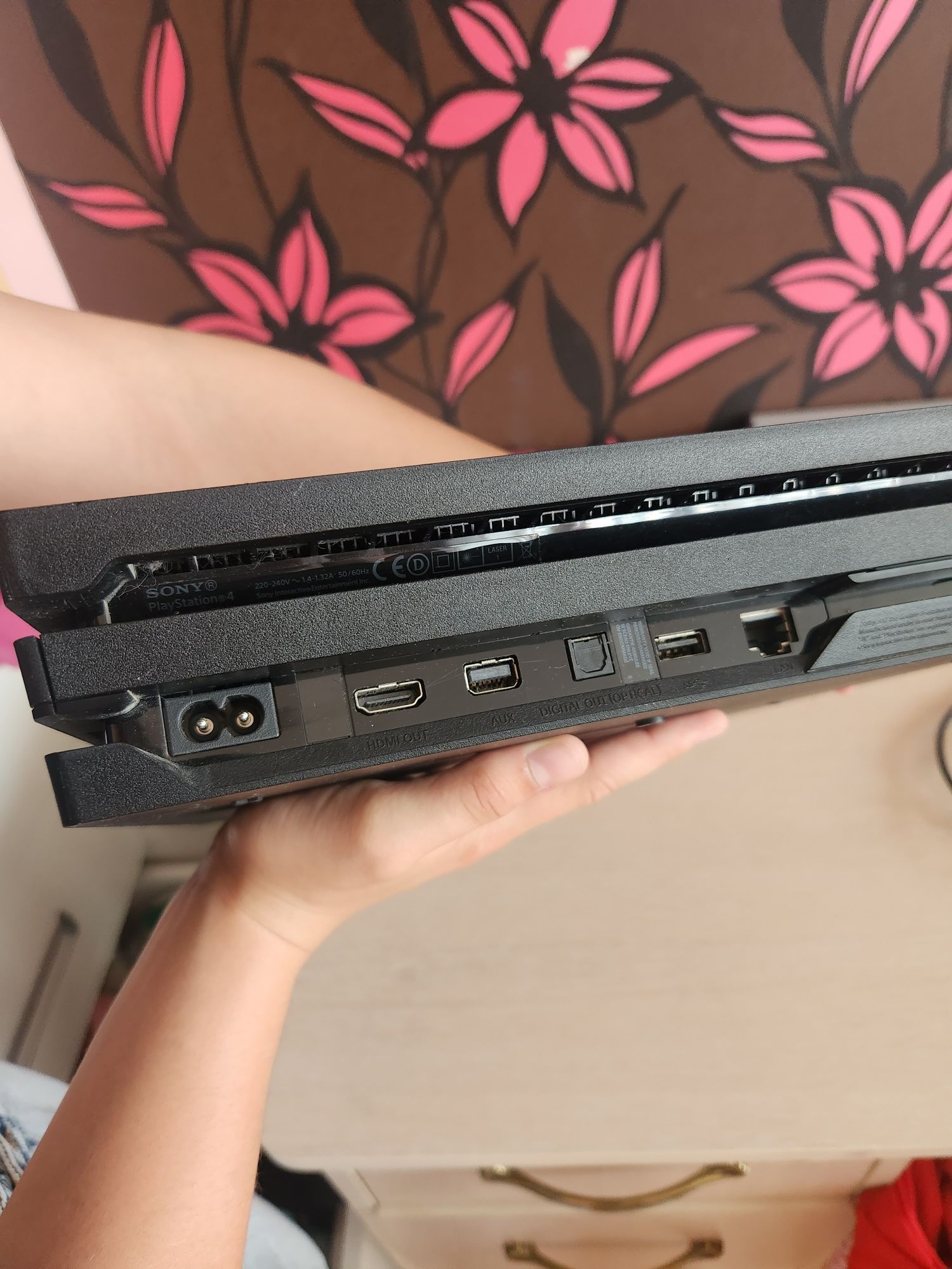 Продам приставку Sony  PSP 4