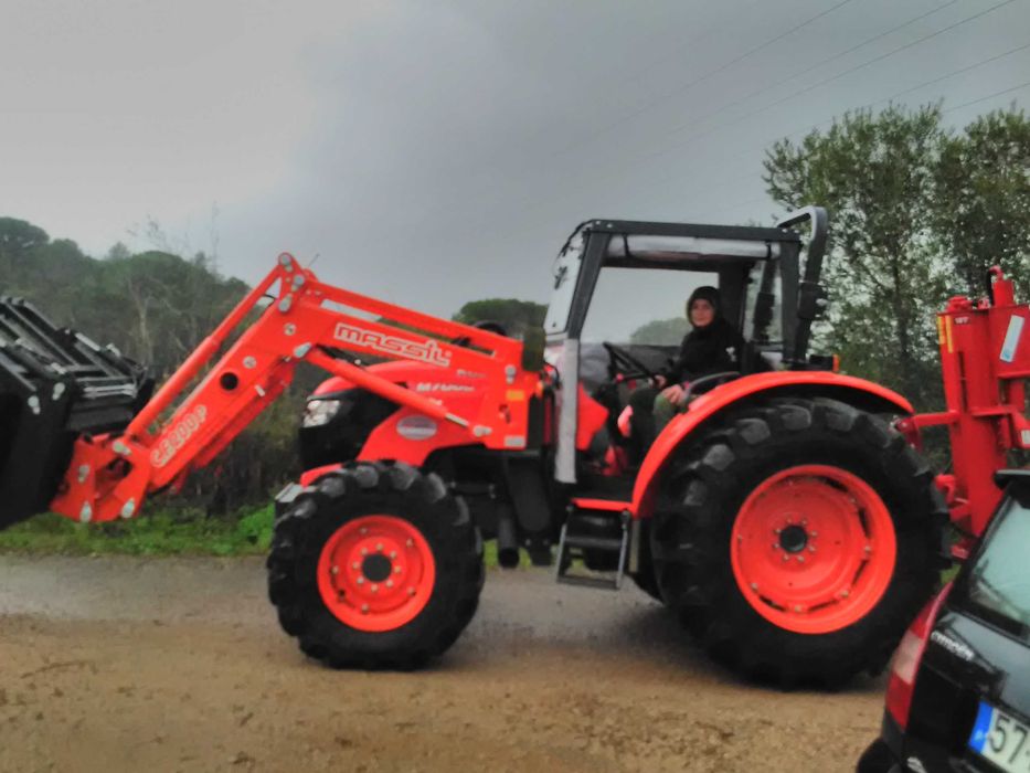 Trabalhos agrícola e limpa bermas