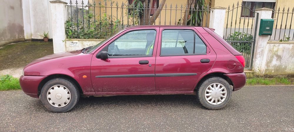 Vendo Ford fiesta de 1999, com 69,000 km. Bateria nova
