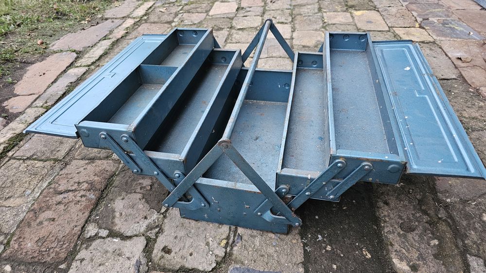 Metalowa skrzynka na narzędzia