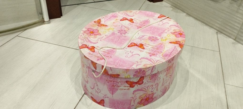 Pudełko do przechowywania tekturowe w kolorze różowym 
Wymiar 41 cm x