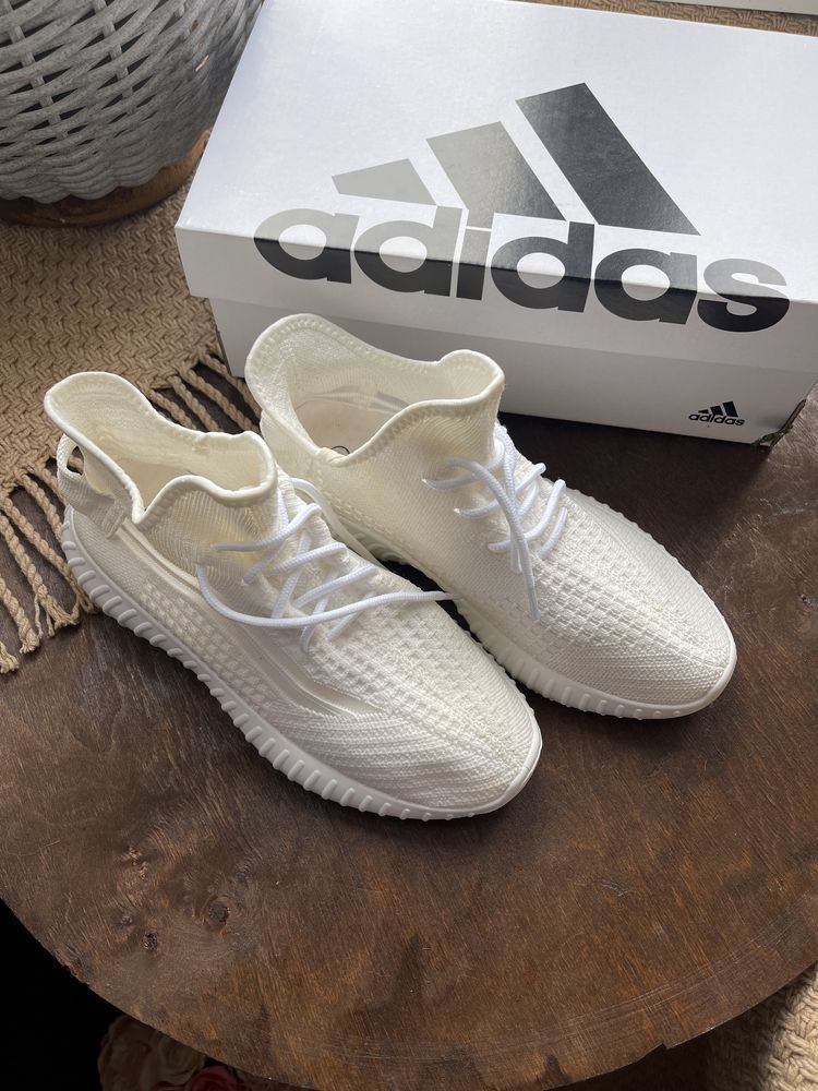 Продам кросівки типу adidas yeezy boost