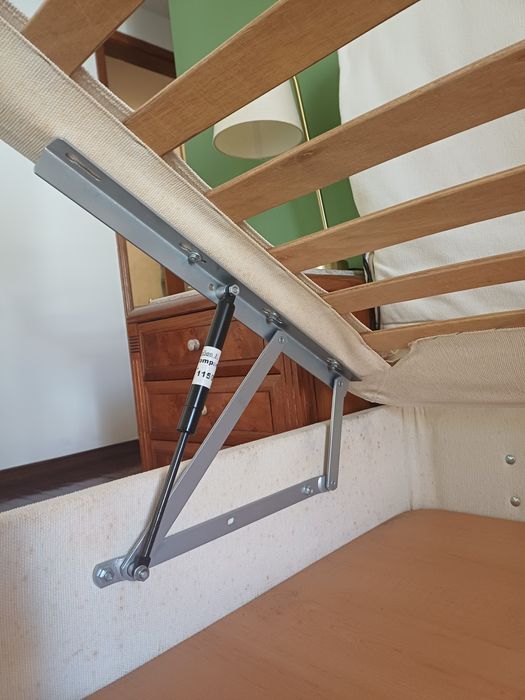 Cama de casal rebativel.