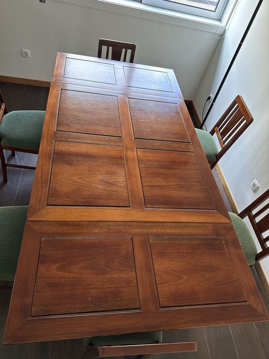 Mesa em madeira com 6 cadeiras