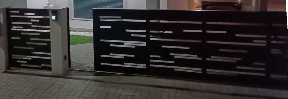 Portão metálico moderno com porta